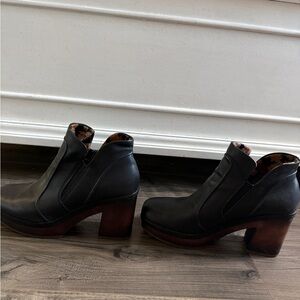 Korks Black Leather Ankle Boots